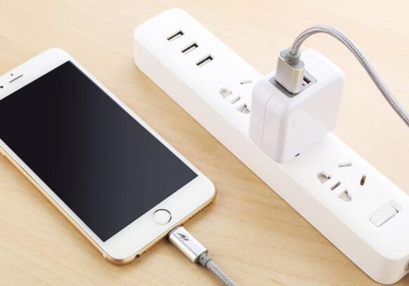 手機充電器輸出電流是直流還是交流電？如何安全使用？