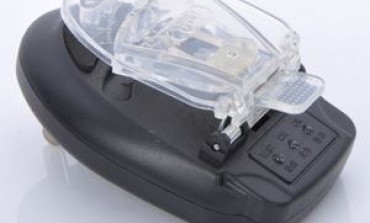 冉皓豐與他發明的充電器