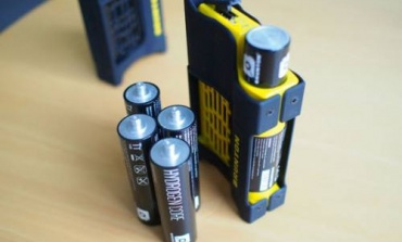 配件品牌nuoleer發(fā)布外觀酷似跑車的萬能充電器