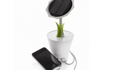 成都公交站牌加裝太陽能電池板夜間照明得到節約能源的改善